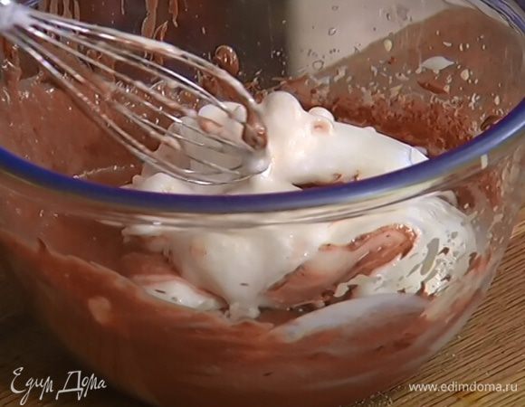 Вмешать в крем часть взбитых белков, затем ввести оставшиеся белки и вымешать.