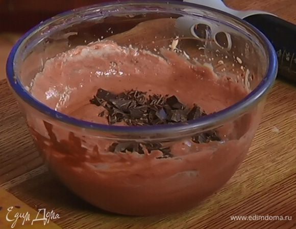 Добавить измельченный шоколад, перемешать.