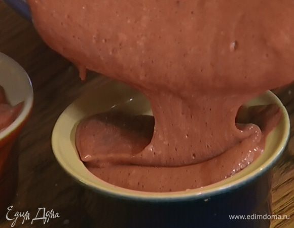 Небольшие керамические формы посыпать оставшимся коричневым сахаром и разложить в них шоколадную массу.