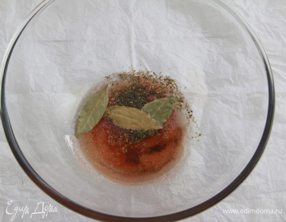 В миске смешать оливковое масло, уксус, орегано, соль, чесночный порошок, перец, лавровый лист,