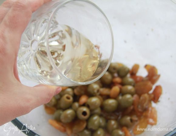 Через указанное время вынуть курицу и выложить мясо в форму для запекания (у меня керамическая овальная объёмом 2,5 литра). В маринад добавить белое вино, перемешать.