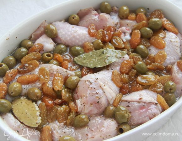 Залить этой смесью куриное мясо. Сверху присыпать коричневым сахаром.