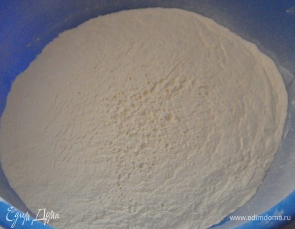 Муку просеять с разрыхлителем. 