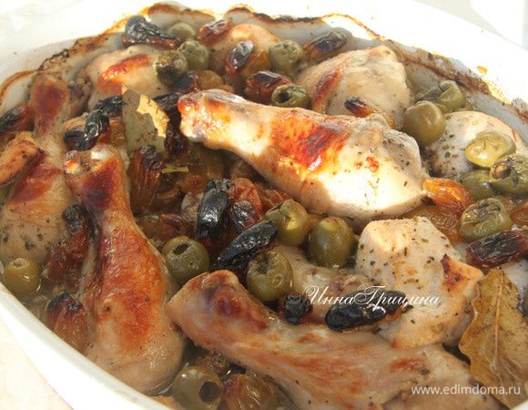 Запекать при 180*С 50 минут. После 30 минут запекания прикрыть сверху фольгой, чтобы изюм и оливки не пригорели.