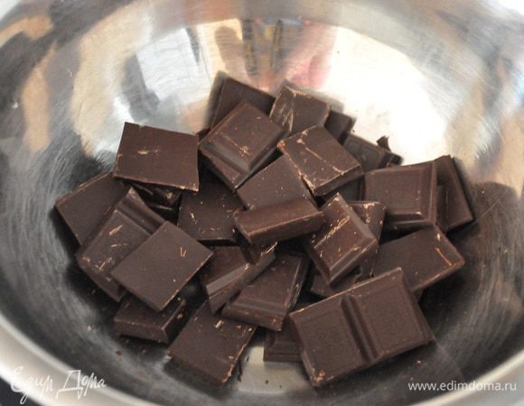 Шоколад (120 г) растопить на водяной бане.