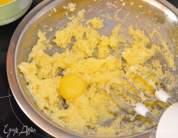 Масло взбить вместе с сахаром на средней скорости до состояния крема и, продолжая взбивать, поочередно добавлять желтки, 