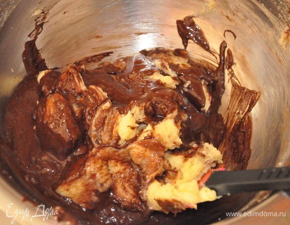 В эту массу добавить растопленный шоколад. 