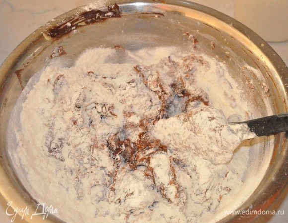 Подмешать мучную смесь и молоко