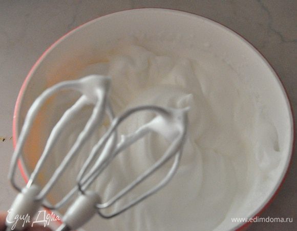 Белки с лимонной кислотой взбить до устойчивых пиков. 