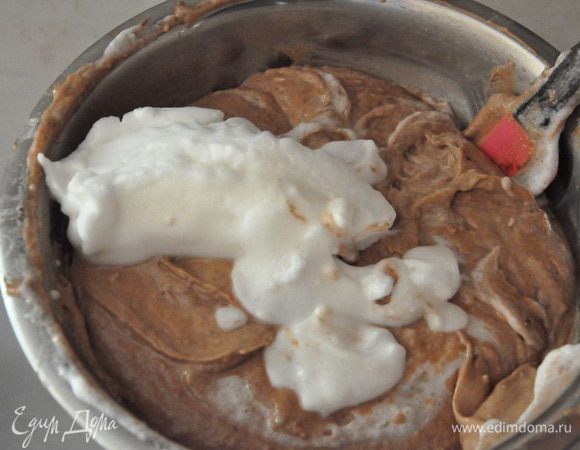 И подмешать их к шоколадному тесту, как говорит Юлия Высоцкая "аккуратно, но бесстрашно вмешать". 