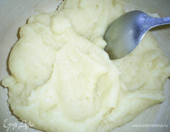 Огонь уменьшаем до минимума. В кипящую жидкость всыпаем всю муку, перемешиваем (желательно деревянной лопаткой) до однородности. Держим тесто на огне пару минут, оно должно отойти от стенок посуды и не пахнуть сырой мукой.