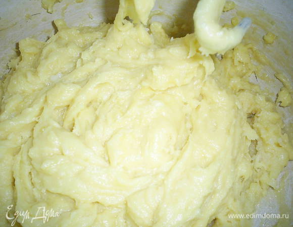 Продолжаем перемешивать, и тесто становится гладким. Готовое тесто должно быть гладким, блестящим, однородным, слегка тянуться за ложкой. Имейте в виду, что, если яйца крупные, их может понадобиться всего три штуки. Самое главное — правильно отрегулировать густоту теста: если тесто жидковатое, то оно опадет при выпечке, если слишком густое, то плохо поднимется.