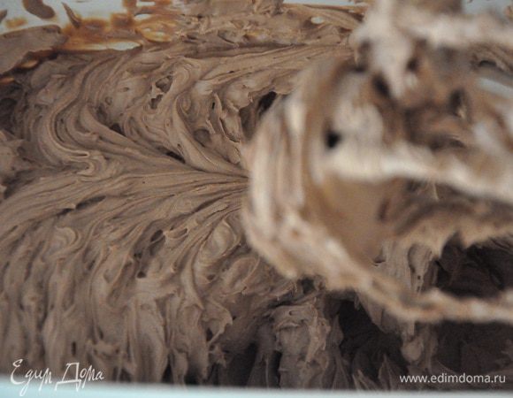 Готовим шоколадный крем:
Шоколад растопить, 200 мл сливок довести до кипения в кастрюльке.Вмешать вскипевшие сливки в шоколад до однородности, Затем влить оставшиеся 200 мл холодных сливок, хорошо размешать. Накрыть миску пленкой и убрать в холодильник на 3-4 часа, я убирала на ночь. После, массу взбить как обычные взбивают сливки в пышную массу.
