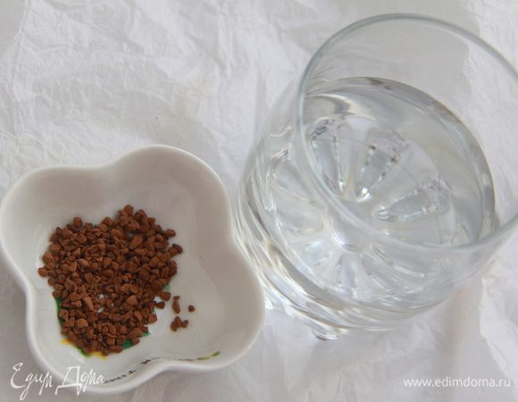 Растворить кофе в воде.