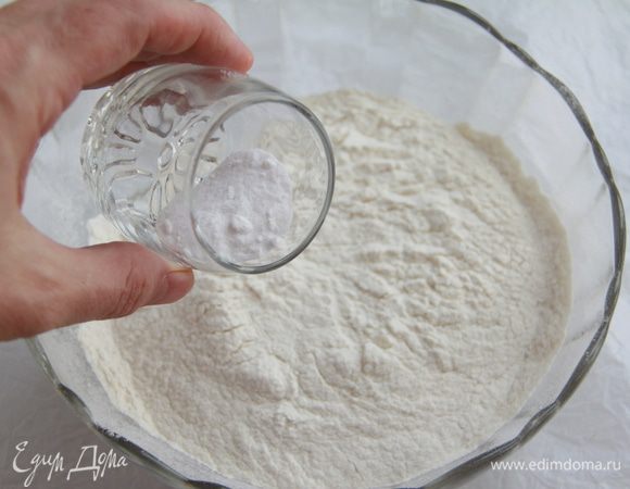 Пшеничную муку просеять, добавить соду.