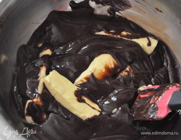 Крем для покрытия:
Шоколад 250 гр. растопить на водяной бане Мед добавить к шоколаду и перемешать.
Сливки довести до кипения. и вмешать в шоколад. Остудить массу и добавить масло. Взбить до однородности в крем. Отправить в холодильник на пару часов. 