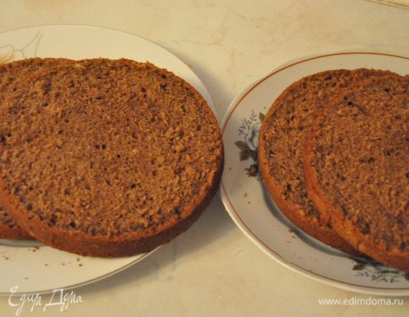 Собираем торт: Коржи у меня получились достаточно высокими, так что я поделила каждый на 2 части. 