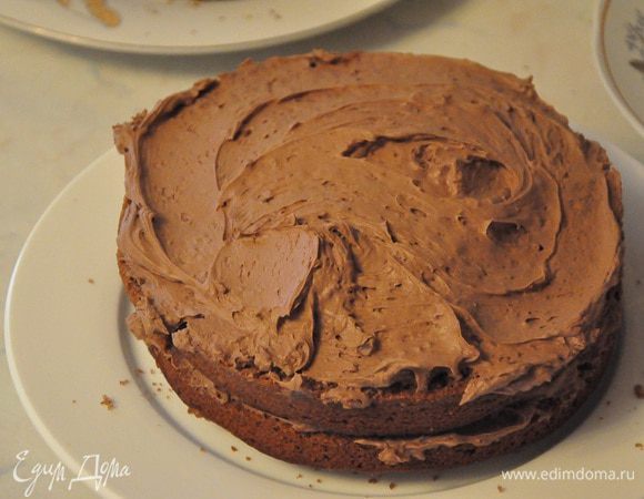 Каждый корж густо промазать шоколадным кремом. 