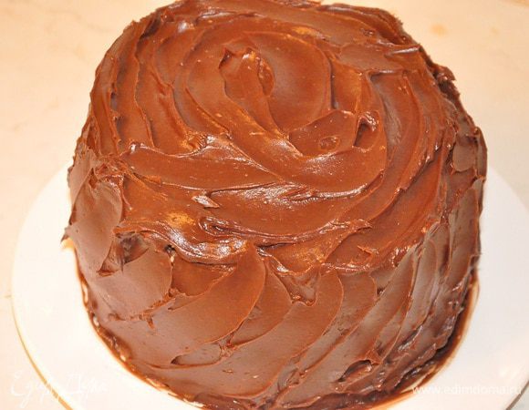 Верх и бока промазать кремом для покрытия. 