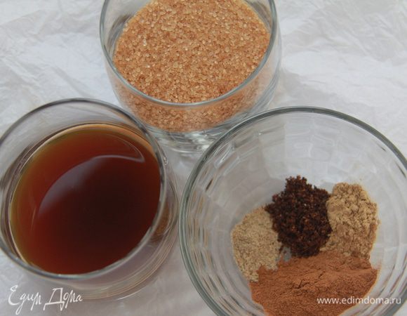 Объединить кофе, коричневый сахар и специи вместе. 