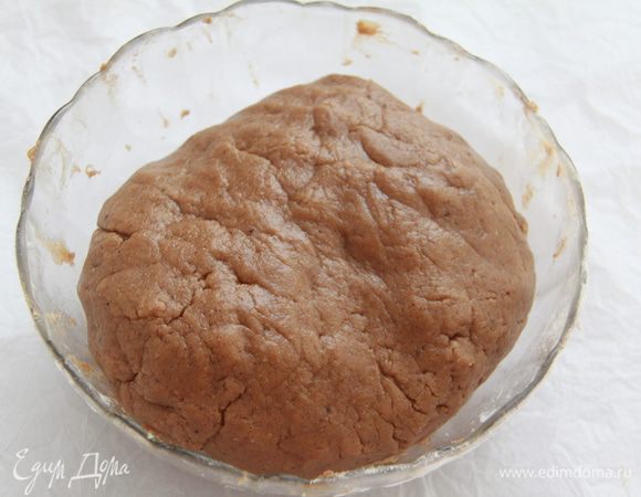 Замесить тесто. Если вы тоже считаете, что тесто жидковато для печенья, то добавляем ещё муки. Отправить тесто в холодильник до следующего дня. 