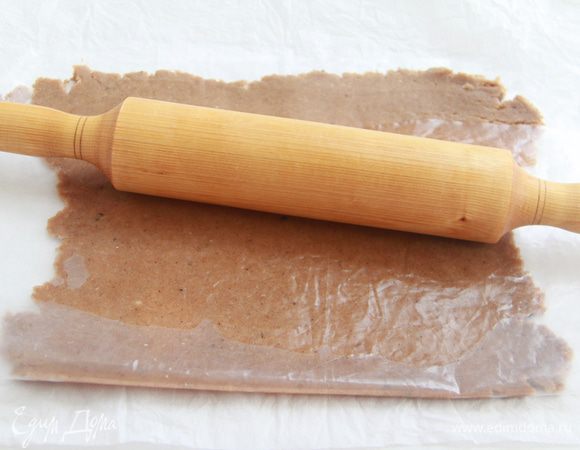 На следующий день раскатать тесто в пласт (удобно это делать через толстую плёнку),