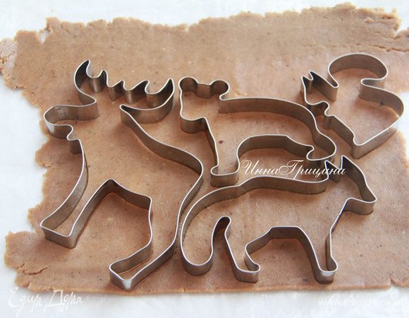 вырезать фигурное печенье.  Выпекать при температуре 180*С 8-9 минут. 