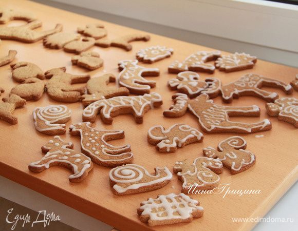 Украсить лимонной глазурью (смешать сахарную пудру с соком лимона).