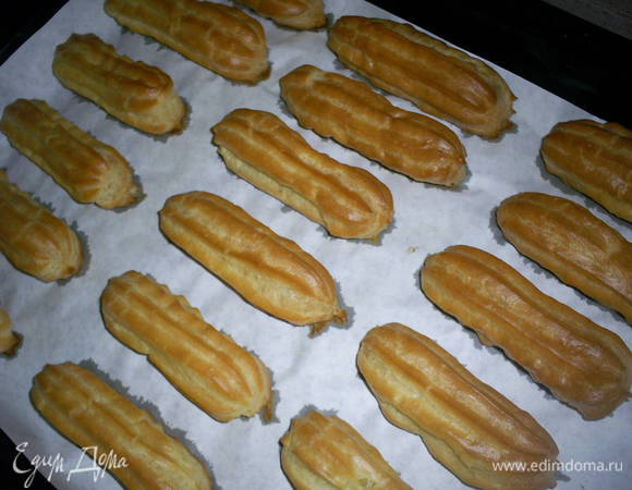 Выпекаем в разогретой до 200°C духовке 20 минут, за это время эклеры должны зарумяниться. Затем убавляем температуру до 150°C и досушиваем еще 20 минут.