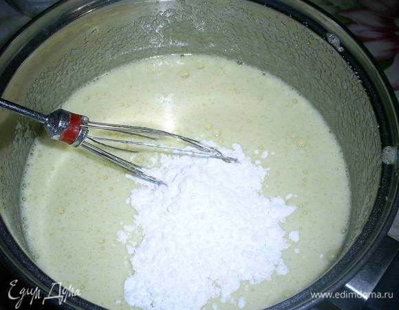 Добавляем крахмал, тщательно перемешиваем.
