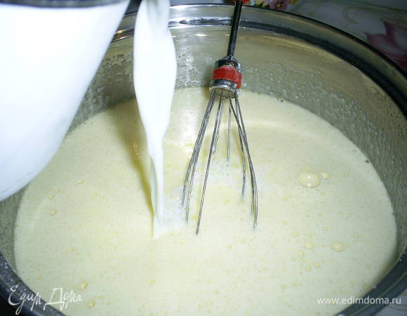 Постепенно вливаем в смесь молоко (можно прямо из холодильника) и перемешиваем до однородности.
