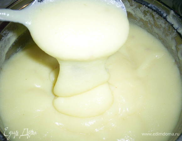 Ставим кастрюльку со смесью на средний огонь. Постоянно помешивая, доводим до кипения. Крем будет постепенно загустевать. Когда он закипит, появятся пузырьки, и он начнет медленно булькать. Даем покипеть 1–2 минуты и выключаем крем. Добавляем 50 г масла и перемешиваем до однородности.