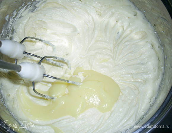 Если вы хотите начинить эклеры заварным кремом, то просто добавьте в заварной крем 100 г размягченного сливочного масла и взбейте до однородности. Если вы все же предпочитаете масляный крем, то отдельно взбейте 200 г размягченного сливочного масла и по столовой ложке добавляйте к нему заварной крем, взбивая до однородности.