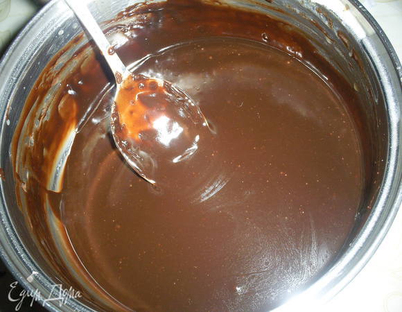 Шоколад растопить со сливками и маслом, полученной глазурью покрываем эклеры сверху.