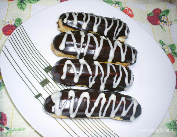 Для украшения я дополнительно нарисовала полосочки растопленным белым шоколадом.