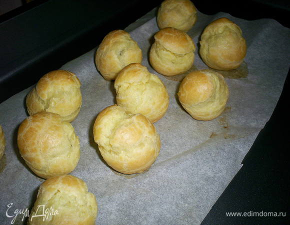 Выпекаем в разогретой до 200 градусов духовке 20 минут, за это время эклеры должны зарумяниться. Затем убавляем температуру до 150 градусов и досушиваем еще 15-20 минут.