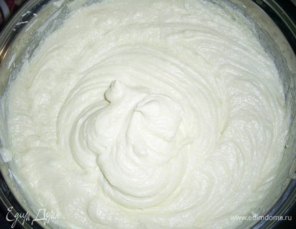 Оставшиеся 250 г размягченного сливочного масла взбиваем. Затем по столовой ложке добавляем к нему заварной крем, каждый раз взбивая до однородности.