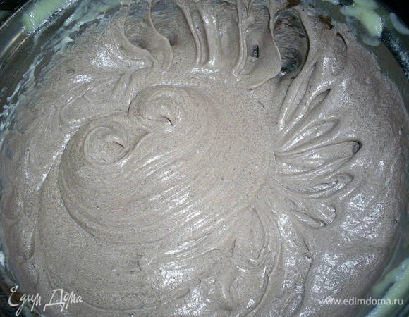 Полученный крем поделим его на две части, в одну добавим коньяк и какао и еще раз взобьем.