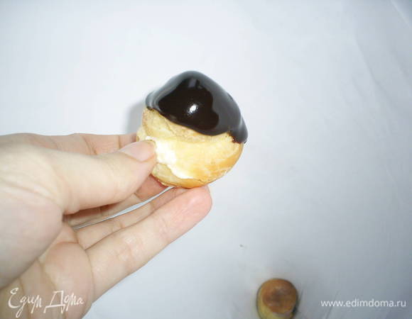 Приступаем к сборке. Обмакиваем верх самой маленькой и ровненькой профитрольки с кремом в глазурь и укладываем в конус. она будет его верхушкой. Так же поступаем и с остальными. Профитроли с белым и шоколадным кремами чередуем в произвольном порядке.