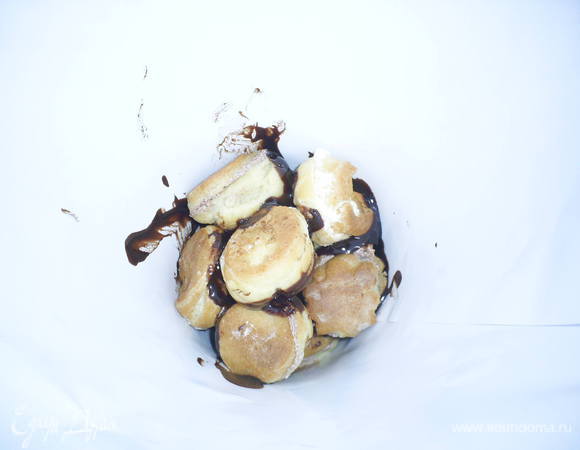 Укладывать профитроли нужно глазурью вниз и очень плотно, чтоб не образовывалось некрасивых полостей в готовом торте. Так постепенно заполняем весь конус до верха.