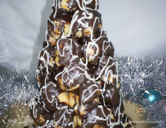 Затем аккуратно извлекаем затвердевший конус из бумажной оболочки. Ставим на блюдо и украшаем по своему желанию. Я подправила изъяны темной глазурью и хаотично украсила белым растопленным шоколадом. Увидев, как я это делаю, моя малышка доченька сказала:"Ух ты, как красиво!" А уж она то толк в этом знает))) Приятного аппетита!!!
