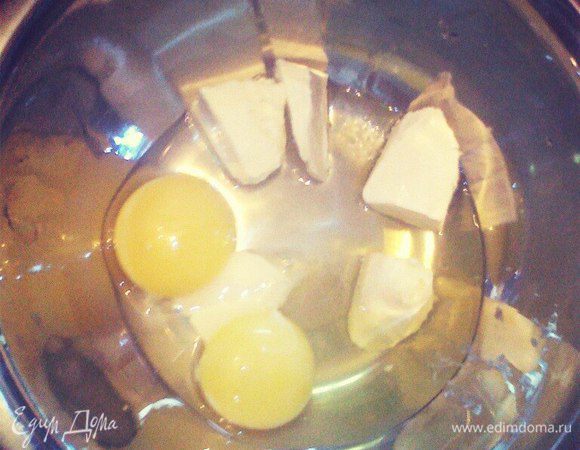 Смешать масло и 2 яйца. 