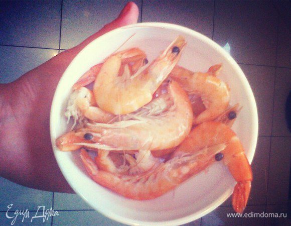 Креветки сварить и очистить от панциря . Нарезать мелко. 