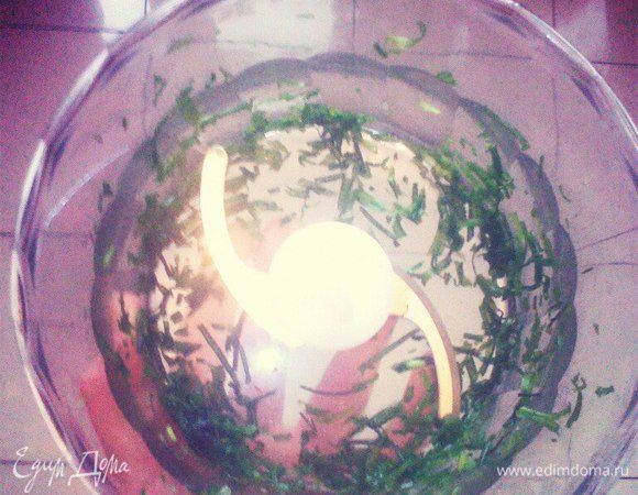 Зелень (у  меня лук) мелко порубить.