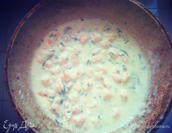 Сливочное масло растопить. Добавить креветки. Жарить 2 минуты. Добавить сливки, а в конец зелень. Смешать соус с 2 яйцами. 