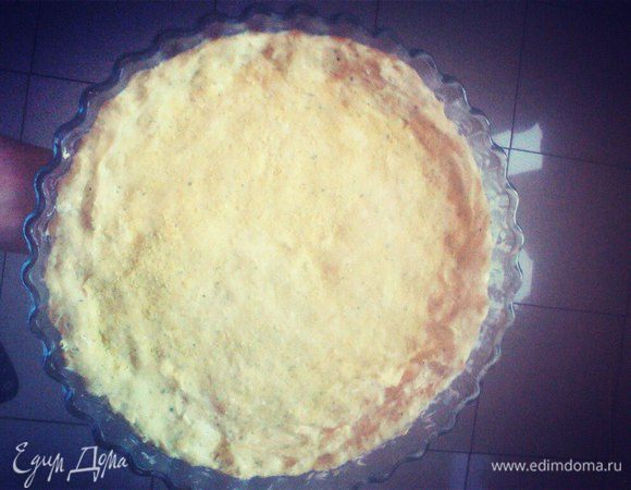 Тесто выложить в форму. 