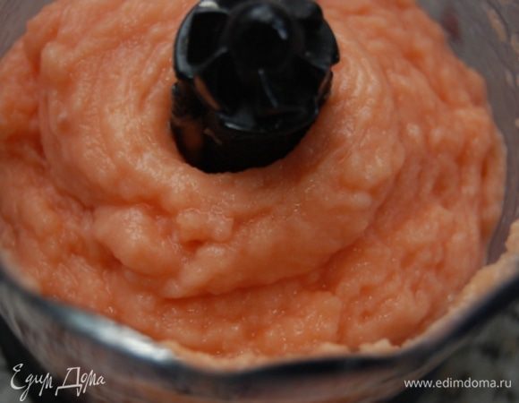 Для приготовления суфле семгу пробить в блендере до однородной массы, немного посолить и поперчить.