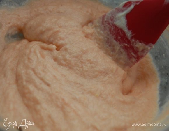 Подмешать взбитую  массу к рыбе (методом складывания)