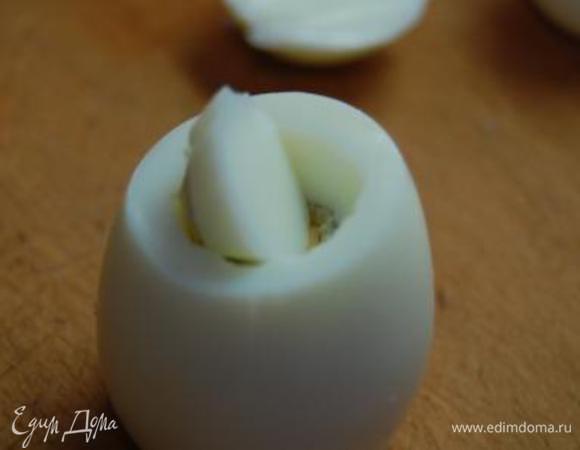 Отварить яйца. Очистить от скорлупы, срезать верхушку и по кругу сделать надрез. Затем при помощи обратной стороны чайной ложки  извлечь желток