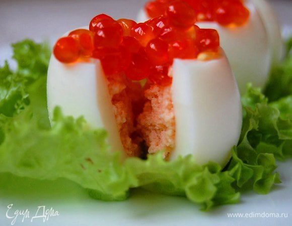 Нафаршировать яйца суфле, украсить икрой. Приятного аппетита! 